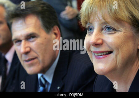 (Afp) - Angela Merkel, présidente de la CDU et candidat à la chancellerie allemande, s'assoit à côté de Michael Glos, leader régional de la CSU, au début de la faction de la CDU à Berlin, mardi 31 mai 2005. Le parti se prépare pour la prochaine réunion plénière au Bundestag, le parlement allemand. Banque D'Images