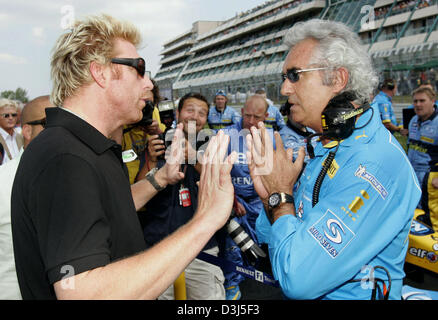 (Afp) - Ancien joueur de tennis allemand Boris Becker (L) et directeur principal de l'équipe Renault Flavio Briatore italien répondre avant le début du Grand Prix sur le Nürburgring' 'racetrack à Nuerburg, Allemagne, dimanche 29 mai 2005. Banque D'Images