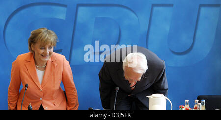 (Afp) - le président de la CDU, Angela Merkel (L) et du ministre-président de Bavière, Edmund Stoiber (CSU) s'affichent ensemble à la présidence de la CDU/CSU, réuni à Berlin, en Allemagne, lundi 30 mai 2005. La présidence doit élire Merkel comme le candidat chancelier allemand des parties. Banque D'Images