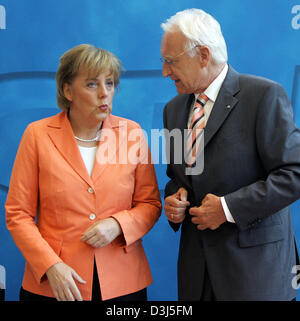 (Afp) - le président de la CDU, Angela Merkel (L) et du ministre-président de Bavière, Edmund Stoiber (CSU) s'affichent ensemble à la présidence de la CDU/CSU, réuni à Berlin, en Allemagne, lundi 30 mai 2005. La présidence doit élire Merkel comme le candidat chancelier allemand des parties. Banque D'Images