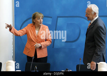 (Afp) - le président de la CDU, Angela Merkel (L) et du ministre-président de Bavière, Edmund Stoiber (CSU) s'affichent ensemble à la présidence de la CDU/CSU, réuni à Berlin, en Allemagne, lundi 30 mai 2005. La présidence doit élire Merkel comme le candidat chancelier allemand des parties. Banque D'Images