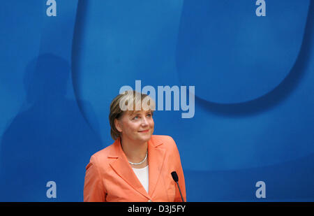 (Afp) - le président de la CDU, Angela Merkel, sourire après la réunion de la présidence de la CDU/CSU dans la Konrad-Adenauer-chambre à Berlin, en Allemagne, lundi 30 mai 2005. La présidence a proposé la candidature de Merkel comme le Chancelier allemand, candidat à la CDU. Banque D'Images