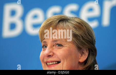 (Afp) - le président de la CDU, Angela Merkel, sourire après la réunion de la présidence de la CDU/CSU dans la Konrad-Adenauer-chambre à Berlin, en Allemagne, lundi 30 mai 2005. La présidence a proposé la candidature de Merkel comme le Chancelier allemand, candidat à la CDU. Banque D'Images