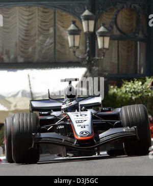 (Afp) - pilote de Formule 1 colombien Juan Pablo Montoya de McLaren Mercedes en action en face de l'Hôtel de Paris au cours de la première session d'essais pour le Grand Prix de Monaco à Monte Carlo, Monaco, 19 mai 2005. Banque D'Images