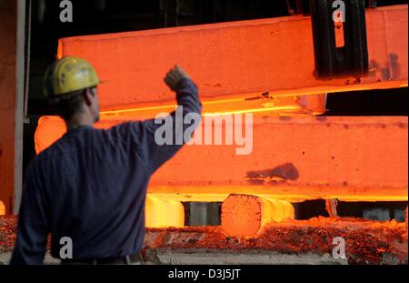 (Afp) - un travailleur tient sa main se protéger de la chaleur d'un bloc lumineux à l'Edelstahlschmiede Witten-Krefeld acier, acier Smith, à Krefeld, Allemagne, 27 avril 2004. La société a été fondée par Carl Berger en 1853 et fusionné en 1975 avec Thyssen AG, fondée par l'industriel allemand August Thyssen en 1900. L'entreprise devient indépendamment de nouveau en 1994. Banque D'Images