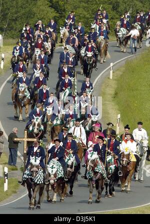 (Afp) - Cavaliers de la traditionnelle procession de la Pentecôte, balade à cheval, vêtus de costumes traditionnels, de monter sur leurs chevaux le long d'un chemin de campagne à Koetzting, Allemagne, 31 mai 2004. La promenade à cheval est l'un des plus anciens de la Bavière procession. Les femmes sont traditionnellement exclues de la procession. Banque D'Images