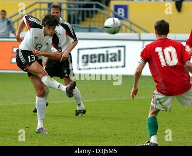 (Afp) - Le milieu de terrain de la Hongrie et de l'équipe capitaine Zoltan Gera (R) bloque le tir au but du milieu de terrain de l'Allemagne Michael Ballack (L) lors de l'amical de football entre l'Allemagne et la Hongrie, à Kaiserslautern, Allemagne, 6 juin 2004. La Hongrie a remporté le match 2-0. Banque D'Images