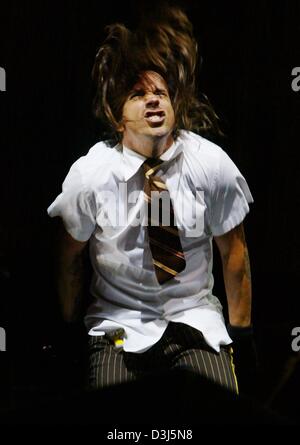 (Afp) - Le chanteur Anthony Kiedis de groupe de rock américain Red Hot Chili Peppers joue sur la scène pendant le "Rock am Ring" concert rock en plein air à la piste de course de Nürburgring, en Allemagne, 5 juin 2004. Environ 75 groupes de pop, funk, punk, grunge de death metal joué durant les 3 jours du festival dans la région de l'Eifel. Banque D'Images