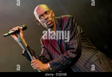 (Dpa) - Maxi Jazz, chanteur du groupe anglais Faithless, joue sur la scène pendant le "Rock am Ring" concert rock en plein air à la piste de course de Nürburgring, en Allemagne, 5 juin 2004. Environ 75 groupes de pop, funk, punk, grunge de death metal joué durant les 3 jours du festival dans la région de l'Eifel. Banque D'Images