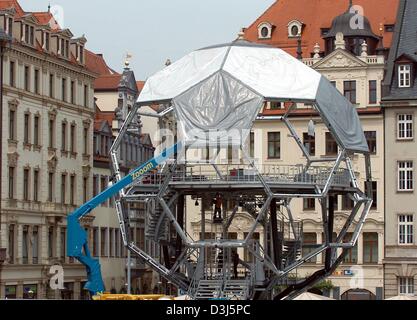 (Afp) - le "globe football' lentement commence à prendre forme sur la place du marché à Leipzig, Allemagne, 4 juin 2004. Au cours de la journée, le monde fonctionne comme un lieu d'interaction et d'information sur la prochaine Coupe du Monde 2006 en Allemagne et le jeu de football en général. Dans la soirée le globe sert de scène pour des programmes culturels et des spectacles. Le monde séjours entre le 15 juin et le 1 A Banque D'Images