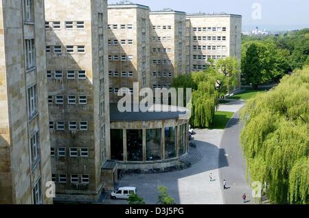 (Afp) - Une vue de la soi-disant Poelzig immeuble sur le campus de l'Université de Francfort de Westend à Francfort, Allemagne, le 18 mai 2004. Les locaux, qui appartenaient à l'ex-géant chimique allemande IG-Farben, accueille le groupe depuis l'été 2001 les Arts et Sciences Humaines de l'université. L'édifice, nommé d'après son architecte H Poelzig, était considéré comme le Banque D'Images