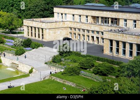 (Afp) - Une vue du réfectoire sur le campus de l'Université de Francfort de Westend à Francfort, Allemagne, le 18 mai 2004. Les locaux, qui appartenaient à l'ex-géant chimique allemande IG-Farben, accueille le groupe depuis l'été 2001 les Arts et Sciences Humaines de l'université. La soi-disant construction Poelzig, nommé d'après son architecte H Poelzig, était considéré comme le Banque D'Images