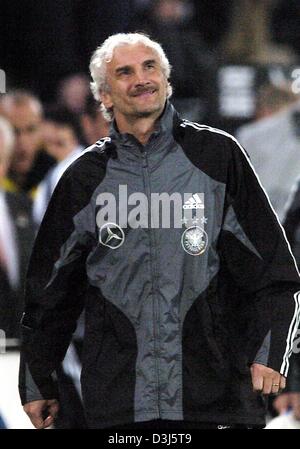 (Afp) - L'entraîneur de soccer national allemand Rudi Voeller sourire après la victoire de 2-0 dans le football friendly Allemagne contre la Suisse à Bâle, en Suisse, le 2 juin 2004. Banque D'Images