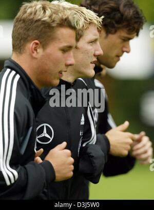 (Afp) - Des joueurs de l'équipe nationale allemande (L-R) Bastian Schweinsteiger, Lukas Podolski et Michael Ballack courir à côté de l'autre au cours d'une session de formation à Winden, Allemagne, 3 juin 2006. Podolski et Schweinsteiger étaient fin ajouts à l'équipe allemande qui se prépare pour le championnat de football européen au Portugal qui commence le 12 juin. Les deux enfants arrivent lat Banque D'Images