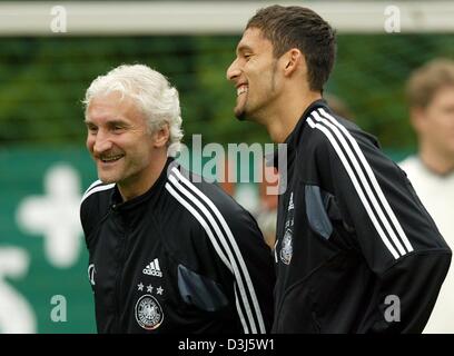 (Afp) - L'entraîneur de l'équipe nationale de football allemand, Rudi Voeller (L), et de l'avant Kevin Kuranyi rire pendant une session de formation à Winden, Allemagne, le 3 juin 2004. Kuranyi a marqué deux fois en Allemagne's international friendly victoire sur la Suisse à Bâle, Suisse. Le score final était 2-1. Banque D'Images