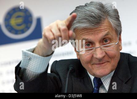 (Afp) - Jean-Claude Trichet, Président de la Banque centrale européenne (BCE), les gestes au cours d'une conférence de presse à Francfort, Allemagne, le 3 juin 2004. Les gardiens de la monnaie européenne a décidé de ne pas modifier les taux d'intérêt au cours de leurs réunions mensuelles. Par conséquent, le taux d'intérêt restera inchangé depuis juin 2003 à 2,0  %. Banque D'Images