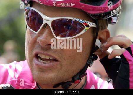 (Afp) - le cycliste allemand Jan Ullrich (R, de l'équipe T-Mobile) se tient sur la montagne de l'Arlberg et attend le début de la 166,6 km de long troisième étape du Tour de France cycliste de Wangen im Allgaeu, Allemagne, à Sankt Anton, Autriche, 2 juin 2004. Banque D'Images