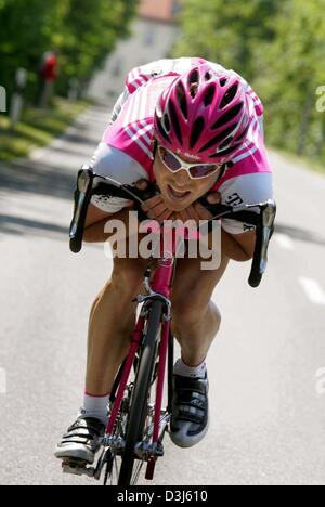 (Afp) - le cycliste allemand Jan Ullrich en bas d'une pente de cycles au cours de la classique 'Rund um die Hainleite' tour vers la ligne d'arrivée à Erfurt, Allemagne de l'Est, 29 mai 2004. Ullrich a terminé cinquième dans la course de 184 km de long. Banque D'Images