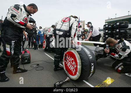 (Afp) - L'équipe de mécaniciens de BAR-Honda travailler sur une voiture de course de Formule 1 peu de temps avant le début du Grand Prix sur le Nürburgring en Allemagne, le 30 mai 2004. Banque D'Images