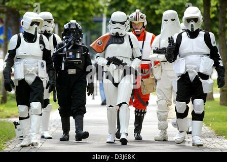 (Afp) - des fans consacré à pied dans un parc habillé comme les pilotes et les soldats de Star Wars, à Bonn, Allemagne, 22 mai 2004. Pour la 12ème fois fans de séries tv ou des films tels que Star Wars, Star Trek ou Babylon 5, entre autres, se sont réunis de tous les coins du monde pour répondre à "l'FederationCon' qui s'est déroulée du 21 mai au 23 mai 2004. La convention les conférences, discussio Banque D'Images