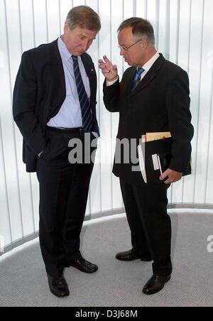 (Afp) - Le ministre allemand de l'économie, Wolfgang Clement (L), à l'écoute de son collègue, le ministre allemand des Finances Hans Eichel, au Willy Brandt à Berlin, Allemagne, 24 mai 2004. Banque D'Images