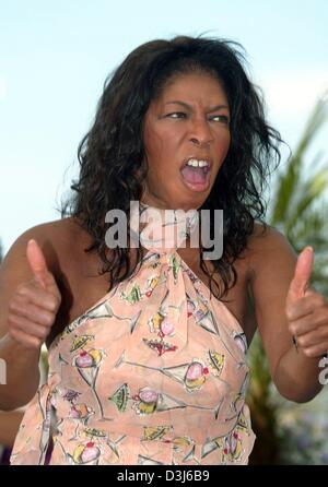 (Afp) - le chanteur Natalie Cole donne l'thumbs-up Connexion lors de la 57e Festival du Film de Cannes, France, 22 mai 2004. De concert avec des collègues de l'industrie du film et de la musique qu'elle a présenté le film 'De-belle'. Banque D'Images