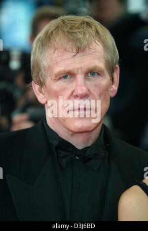 (Afp) - L'acteur américain Nick Nolte arrive à la cérémonie du 57e Festival du Film de Cannes, France, 22 mai 2004. Nolte a joué dans 'propre' qui a couru en compétition pour la Palme d'or Prix. Banque D'Images