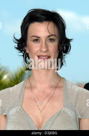 (Afp) - La chanteuse Alanis Morissette rock canadien, présenté lors de la 57e Festival du Film de Cannes, France, 22 mai 2004. De concert avec des collègues de l'industrie du film et de la musique qu'elle a présenté le film 'De-belle'. Banque D'Images