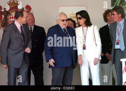 (Afp) - Le Prince Rainier de Monaco (3e à partir de L) partage un rire avec sa fille, la Princesse Caroline (2e à partir de la R), à la loge royale dans le Grand Prix de Formule 1 à Monaco, 23 mai 2004. Dans l'arrière-plan, le fils de Caroline Andrea (dos, R), le Prince Ernst August de Hanovre (R) et le Prince Albert de Monaco (L). Banque D'Images