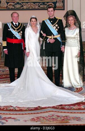 (Afp) - L'Espagnol Prince Felipe (2e à partir de R) et de son épouse Letizia Ortiz (2e à partir de L) posent ensemble avec le roi Juan Carlos d'Espagne (L) et de la Reine Sofia pour une photo de famille après leur mariage dans le hall de cérémonie au palais royal de Madrid, Espagne, 22 mai 2004. Banque D'Images