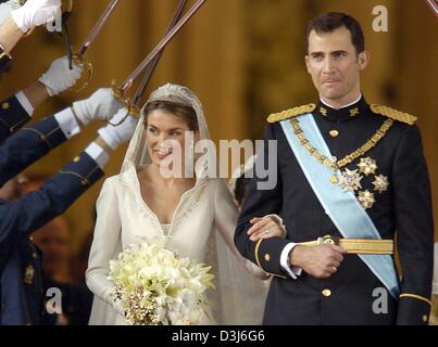 (Afp) - L'Espagnol Prince Felipe (L) et de son épouse Letizia Ortiz quittent l'église après leur mariage à la cathédrale de l'Almudena à Madrid, Espagne, 22 mai 2004. Banque D'Images