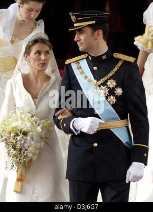 (Afp) - L'Espagnol Prince Felipe (L) et de son épouse Letizia Ortiz quittent l'église après leur mariage à la cathédrale de l'Almudena à Madrid, Espagne, 22 mai 2004. Banque D'Images