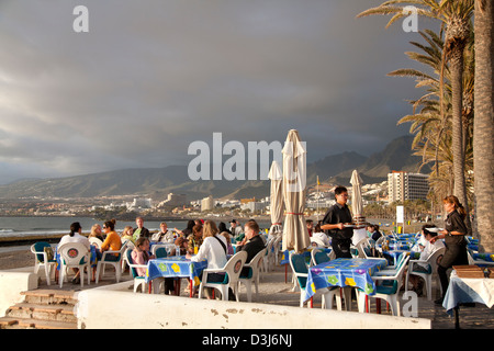 La terrasse du restaurant surplombant la plage de Los Cristianos, Tenerife, Îles Canaries Banque D'Images