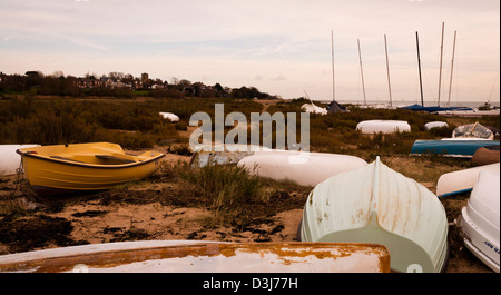 Bateaux renversés sur la plage de West Mersea, Essex. Banque D'Images