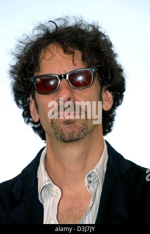 (Afp) - réalisateur indépendant américain Joel Coen pose lors de la 57e édition du Festival de Cannes à Cannes, France, le 18 mai 2004. Coen est à Cannes pour présenter le nouveau film des frères Coen "Ladykillers" qui s'exécute en concurrence. Banque D'Images