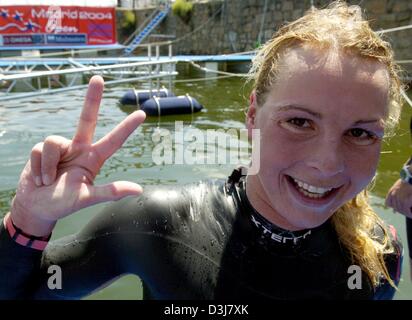 (Afp) - la nageuse allemande Britta Kamrau des gestes et des sourires Après avoir remporté la médaille d'or en natation longue distance 25 km pendant les championnats d'Europe en natation à Madrid, Espagne, 16 mai 2004. Elle avait remporté l'or en 5 km et 10 km les compétitions de natation longue distance. Banque D'Images