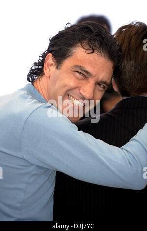 (Afp) - L'acteur espagnol Antonio Banderas sourire alors qu'il assiste au 57e Festival du Film de Cannes, France, 15 mai 2004. Banque D'Images