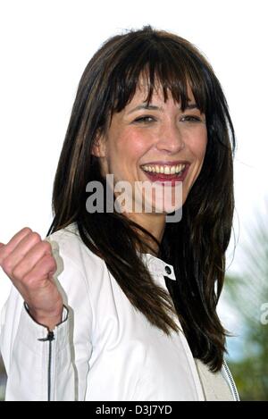 (Afp) - L'actrice française Sophie Marceau sourire alors qu'elle assiste à la 57e Festival de Cannes à Cannes, France, 15 mai 2004. Banque D'Images