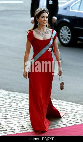 (Afp) - A la veille du jour de son mariage Mary Donaldson, l'Australian fiancée du Prince héritier Frederik de Danemark, arrive pour un gala au Théâtre Royal de Copenhague, Danemark, 13 mai 2004. Banque D'Images