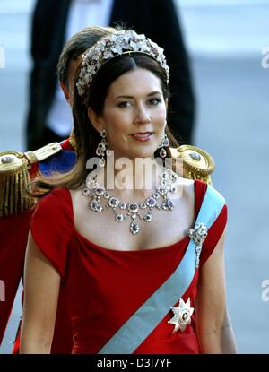 (Afp) - A la veille du jour de son mariage Mary Donaldson, l'Australian fiancée du Prince héritier Frederik de Danemark, arrive pour un gala au Théâtre Royal de Copenhague, Danemark, 13 mai 2004. Banque D'Images