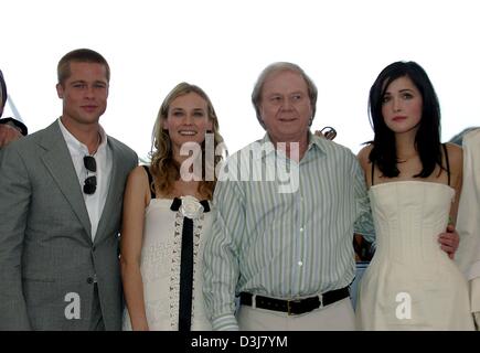 (Afp) - Hollywood star Brad Pitt, l'actrice allemande Diane Kruger, réalisateur allemand Wolfgang Petersen et actrice australienne Rose Byrne (de G à D) présentent leur nouveau film 'Troy' au 57e Festival du Film de Cannes, France, 13 mai 2004. Dans le film Pitt stars comme héros grec Achille et Kruger joue la belle Hélène. Banque D'Images