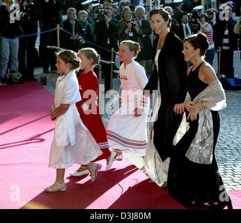 (Afp) - les nièces et les sœurs de Mary Donaldson, l'Australian fiancée du Prince héritier Frederik de Danemark, de l'arriver d'un gala à la veille de son mariage dans le Théâtre Royal de Copenhague, Danemark, 13 mai 2004. Banque D'Images