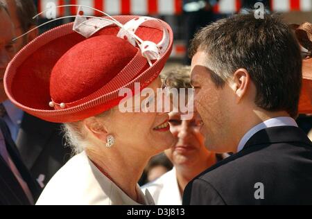 (Afp) - La Reine Margrethe II de Danemark chuchote dans l'oreille de son fils au cours d'une visite du Parlement européen à Copenhague, Danemark, 13 mai 2004. Le Prince héritier Frederik de Danemark et sa fiancée australienne Mary Donaldson se mariera dans la Cathédrale de Copenhague, le vendredi 14 mai 2004. Banque D'Images