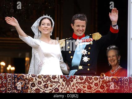 (Afp) - le prince héritier Frederik du Danemark (C) et son épouse Mary Donaldson Sourire et saluer leurs mains tandis que la reine Margrethe du Danemark (R) regarde ils se tiennent sur le balcon du château après leur mariage d'Amalienborg à Copenhague, Danemark, le vendredi, 14 mai 2004. Le mariage à l'église du Prince Frederik et Mary Donaldson de l'Australie a eu lieu aujourd'hui. Tous les membres du royal européenne dyn Banque D'Images