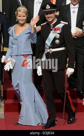 (Afp) - le prince héritier Haakon de Norvège (R) et la princesse héritière Mette-Marit sourire alors qu'ils quittent la cathédrale après la cérémonie de mariage du prince Frederik danois et Mary Donaldson à Copenhague, Danemark, le vendredi, 14 mai 2004. Les membres de toutes les dynasties royales européennes étaient parmi les 800 invités qui ont assisté à la cérémonie. Banque D'Images