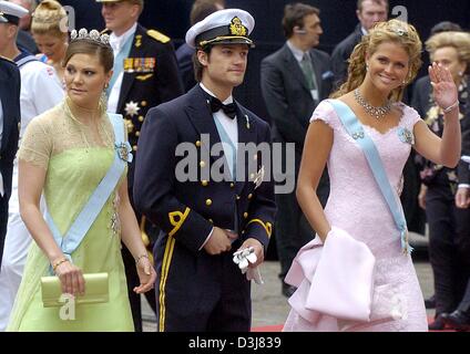 (Afp) - La princesse Victoria de Suède (L), son frère, le prince Carl Philip (C) et sa soeur la Princesse Madeleine sourire alors qu'ils marchent à côté des autres à leur arrivée pour le mariage de Danish Crown Prince Frederik et Mary Donaldson à Copenhague, Danemark, le vendredi, 14 mai 2004. Les membres de toutes les dynasties royales européennes étaient parmi les 800 invités qui ont assisté à la cérémonie. Banque D'Images