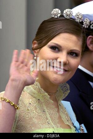 (Afp) - La princesse Victoria de Suède sourit et les vagues la main sur son arrivée pour le mariage de Danish Crown Prince Frederik et Mary Donaldson dans la cathédrale de Copenhague, Danemark, le vendredi, 14 mai 2004. Les membres de toutes les dynasties royales européennes étaient parmi les 800 invités qui ont assisté à la cérémonie. Banque D'Images