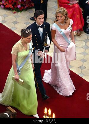 (Afp) - La princesse Victoria de Suède (L), son frère, le prince Carl Philip (C) et sa soeur la Princesse Madeleine marche à côté des autres à leur arrivée pour le mariage de Danish Crown Prince Frederik et Mary Donaldson dans la cathédrale de Copenhague, Danemark, le vendredi, 14 mai 2004. Les membres de toutes les dynasties royales européennes étaient parmi les 800 invités qui ont assisté à la cérémonie. Banque D'Images