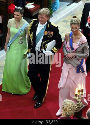 (Afp) - le prince héritier Willem-Alexander des Pays-Bas (C), son épouse la princesse Maxima (R) et de la princesse Victoria de Suède quittent la cathédrale après le mariage de Danish Crown Prince Frederik et Mary Donaldson dans la cathédrale de Copenhague, Danemark, le vendredi, 14 mai 2004. Les membres de toutes les dynasties royales européennes étaient parmi les 800 invités qui ont assisté à la cérémonie. Banque D'Images