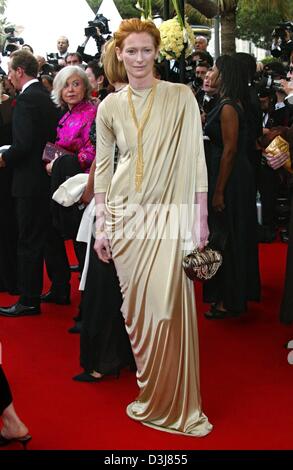 (Afp) - L'actrice britannique à sang froid bleu Tilda Swinton arrive pour l'ouverture de la 57e Film Festival au Palais du Festival de Cannes, France, 12 mai 2004. La Palme d'or prix seront décernés le 22 mai. Banque D'Images